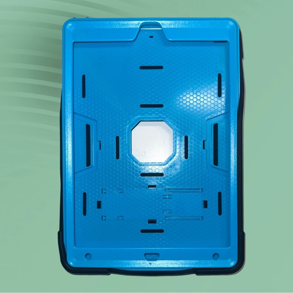 I Pad 9th Generation Case with adjustable kickstand.  Used once